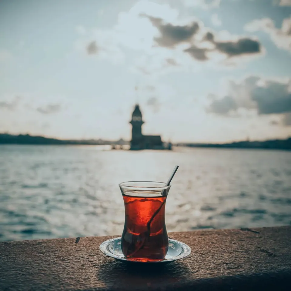Boğaz manzarasında çay