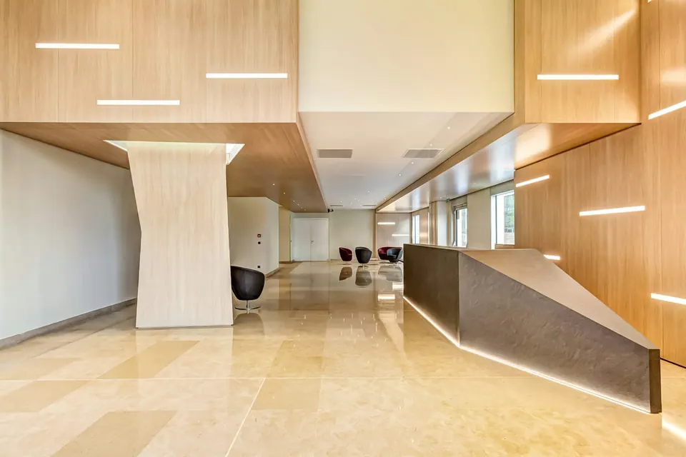 Kliniğin sakin, aydınlık giriş lobisi